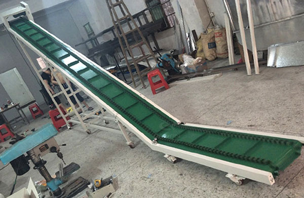 大傾角帶(dài)式輸送機