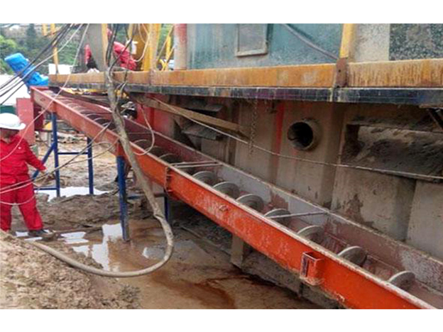 汙泥螺旋輸送機使(shǐ)用現場(chǎng)圖