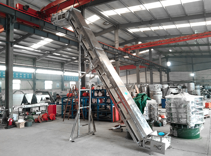 大傾角（jiǎo）皮帶輸送機在鍋（guō）爐輸渣的應用（yòng）